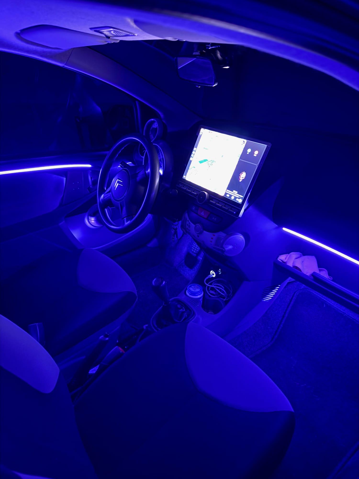 Citroën C1 com iluminação ambiente azul instalada pela LUXCABIN