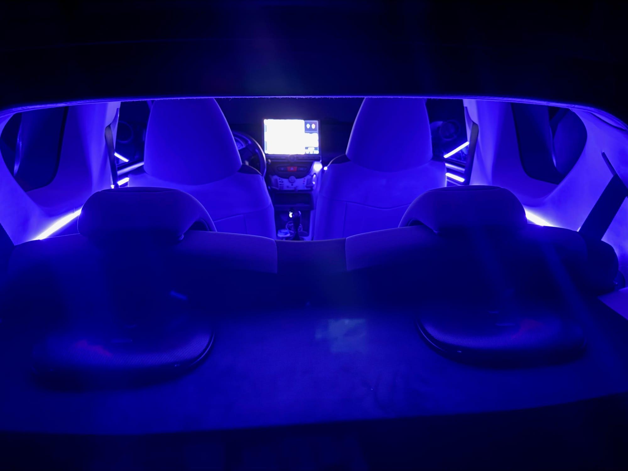 Interior transformado com iluminação ambiente azul