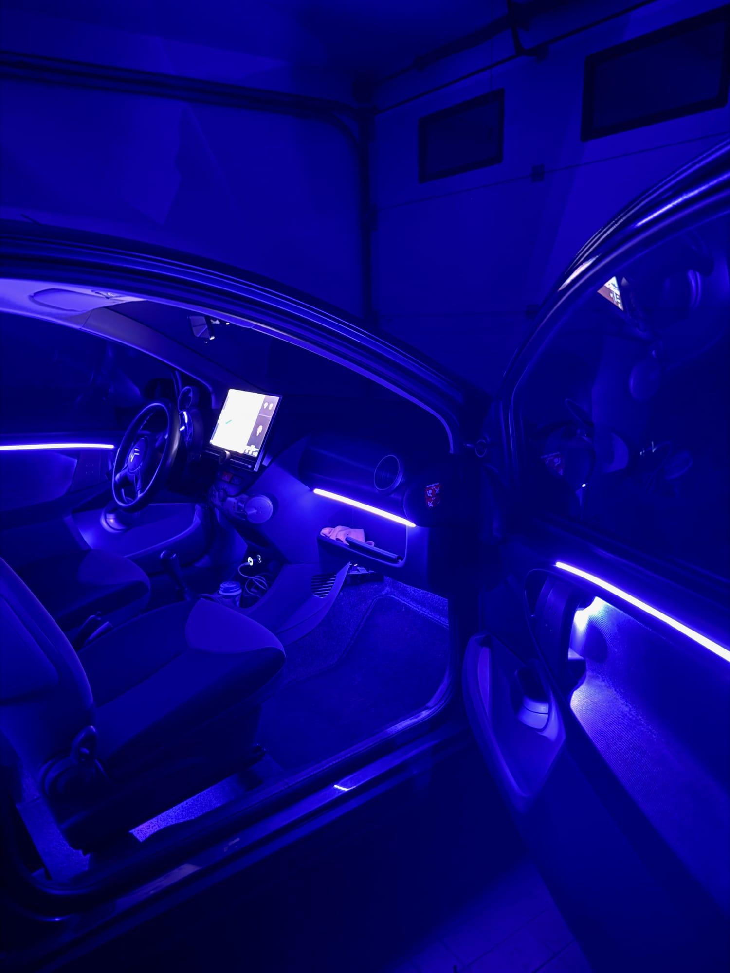 Porta e tablier com linhas de luz azul
