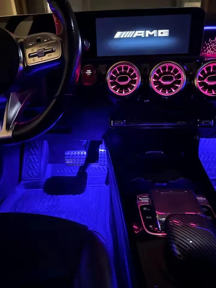 Turbinas iluminadas na consola e luz de pés azul