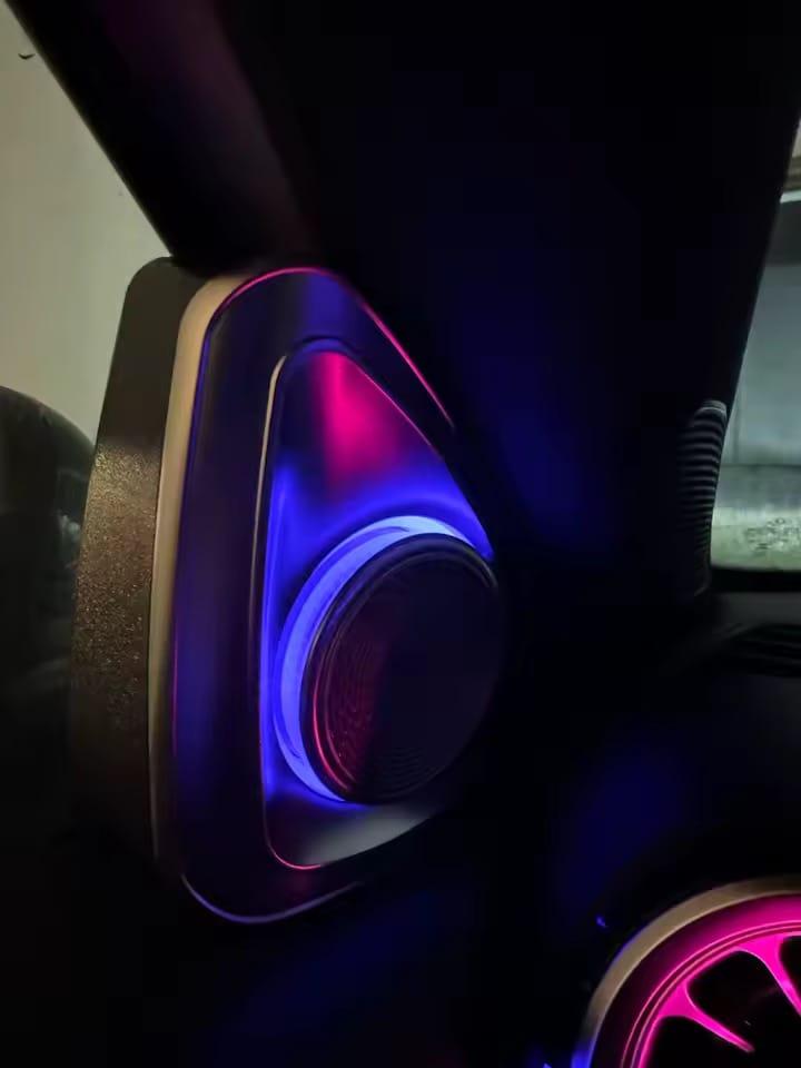 Tweeter iluminado em roxo junto ao para-brisas