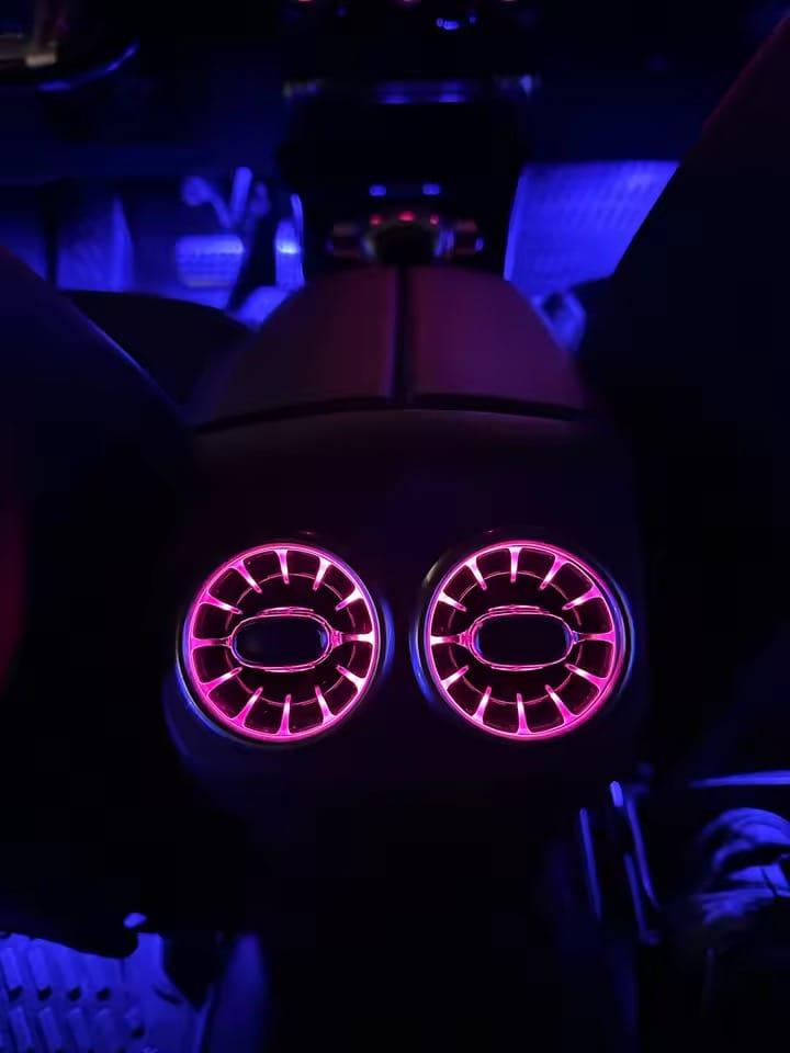Saídas de ar traseiras em turbina iluminadas a rosa