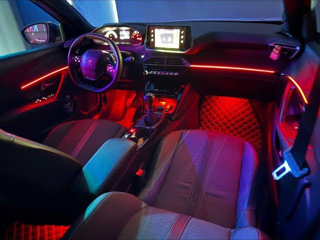 Luz ambiente vermelha e luz de pés num Peugeot 2008