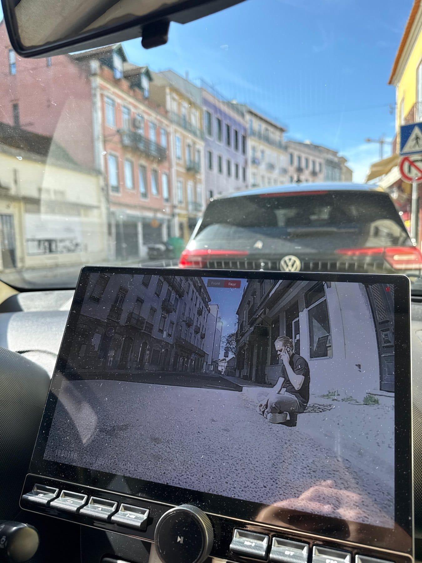 Imagem da câmara traseira no ecrã do carro