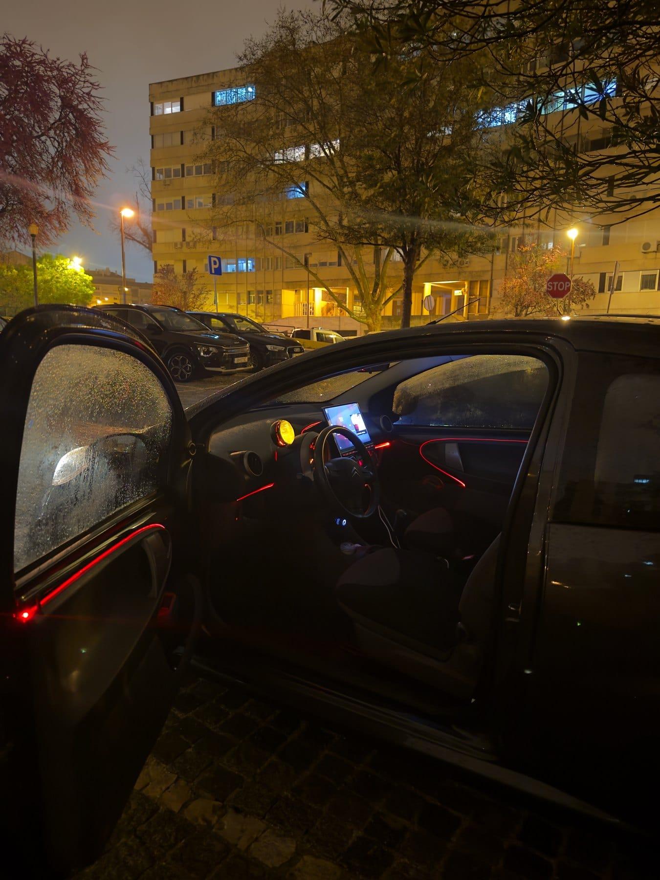Interior à noite com ecrã e luz ambiente