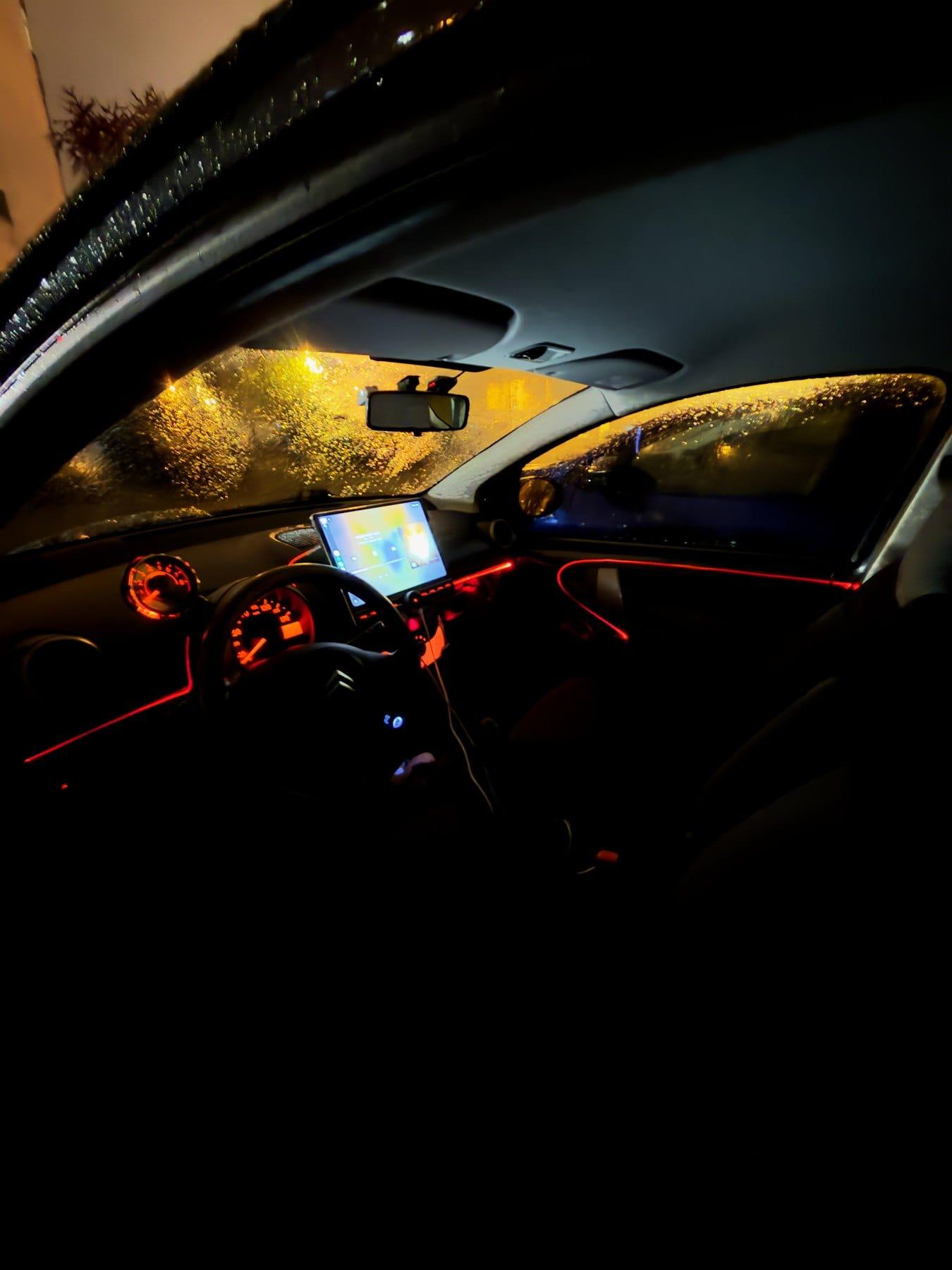 Interior com ecrã multimédia e luz ambiente vermelha