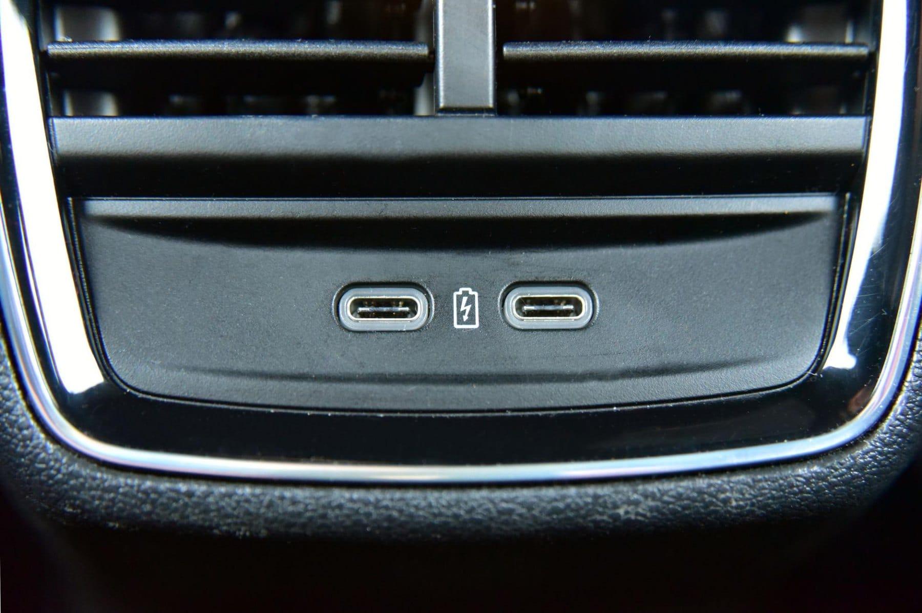 Portas USB-C integradas no interior