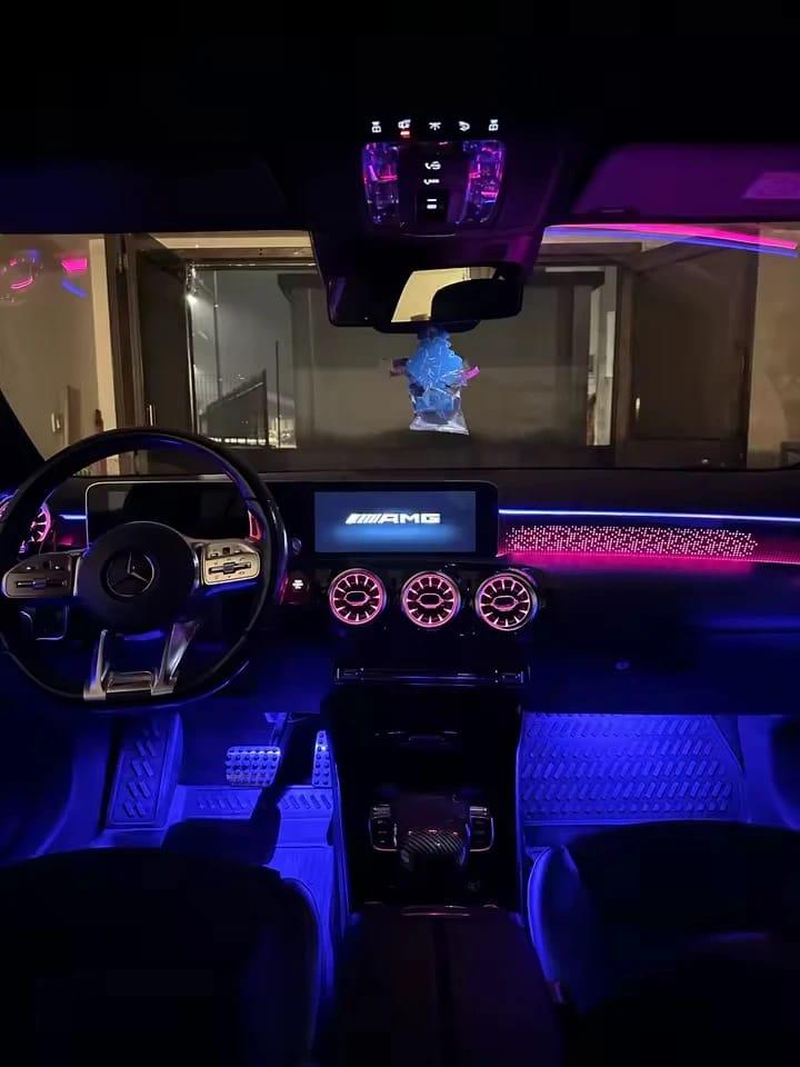 Mercedes-AMG à noite com luz ambiente no tablier, turbinas iluminadas e luz de pés