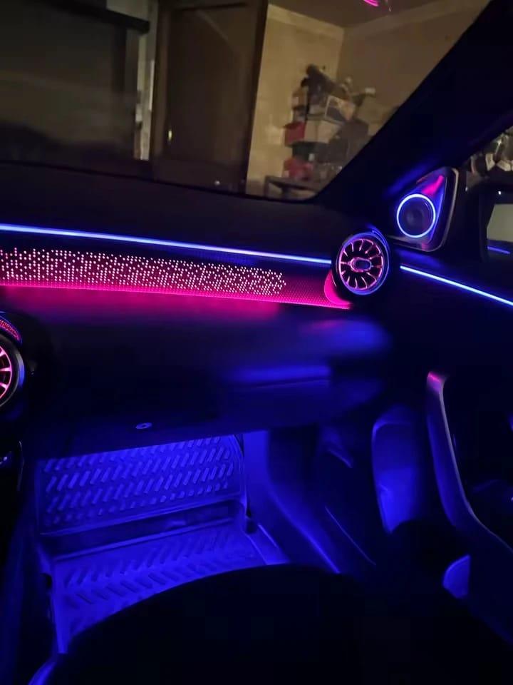 Painel do tablier retroiluminado e linhas de luz no lado do passageiro
