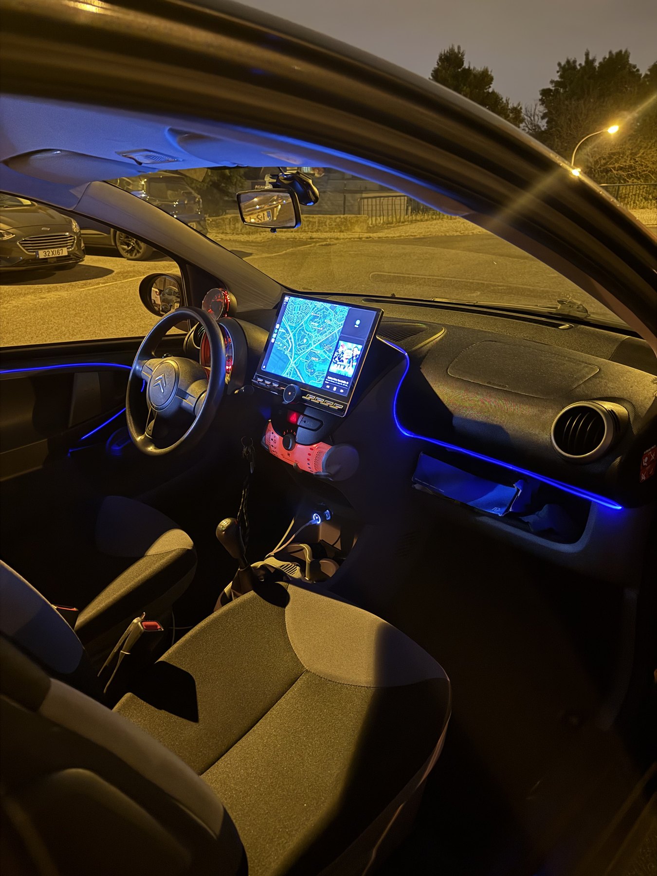 Interior com iluminação ambiente azul