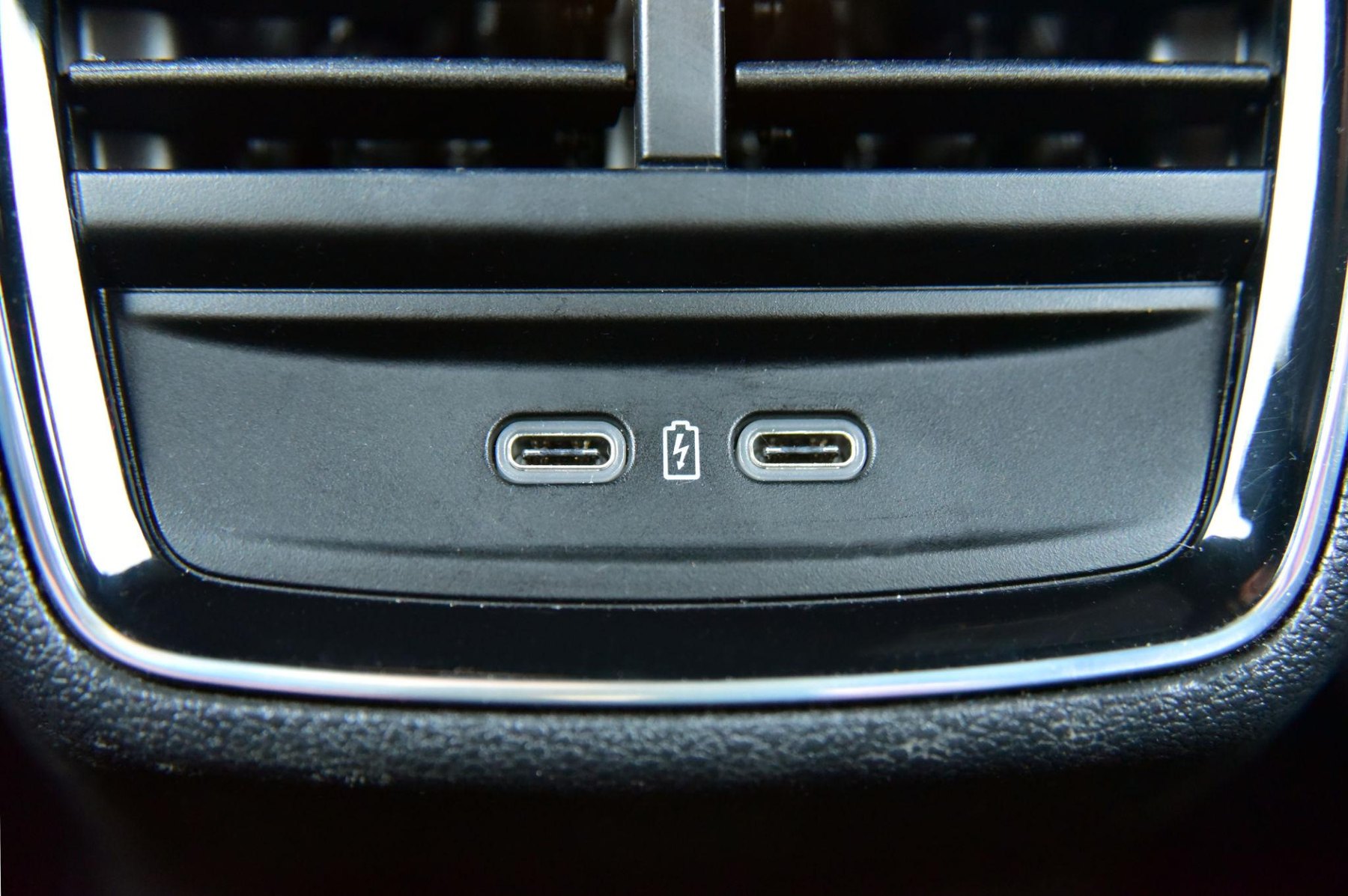 Portas USB-C instaladas no carro